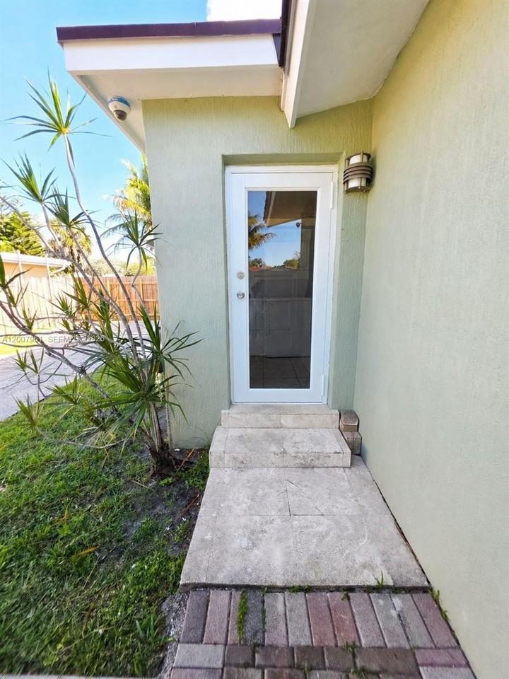 2111 N 26th Ave #N - Photo 6 of 44