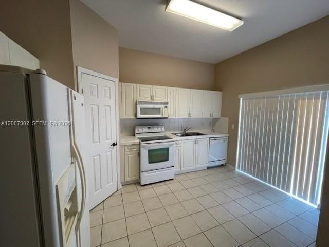 2424 Se 19th Ct #2424 - Photo 4 of 8