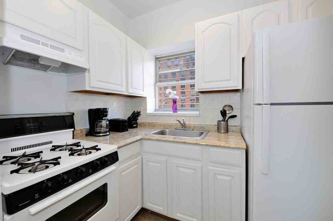 356 W 37th St #1323896P - Photo 3 of 22
