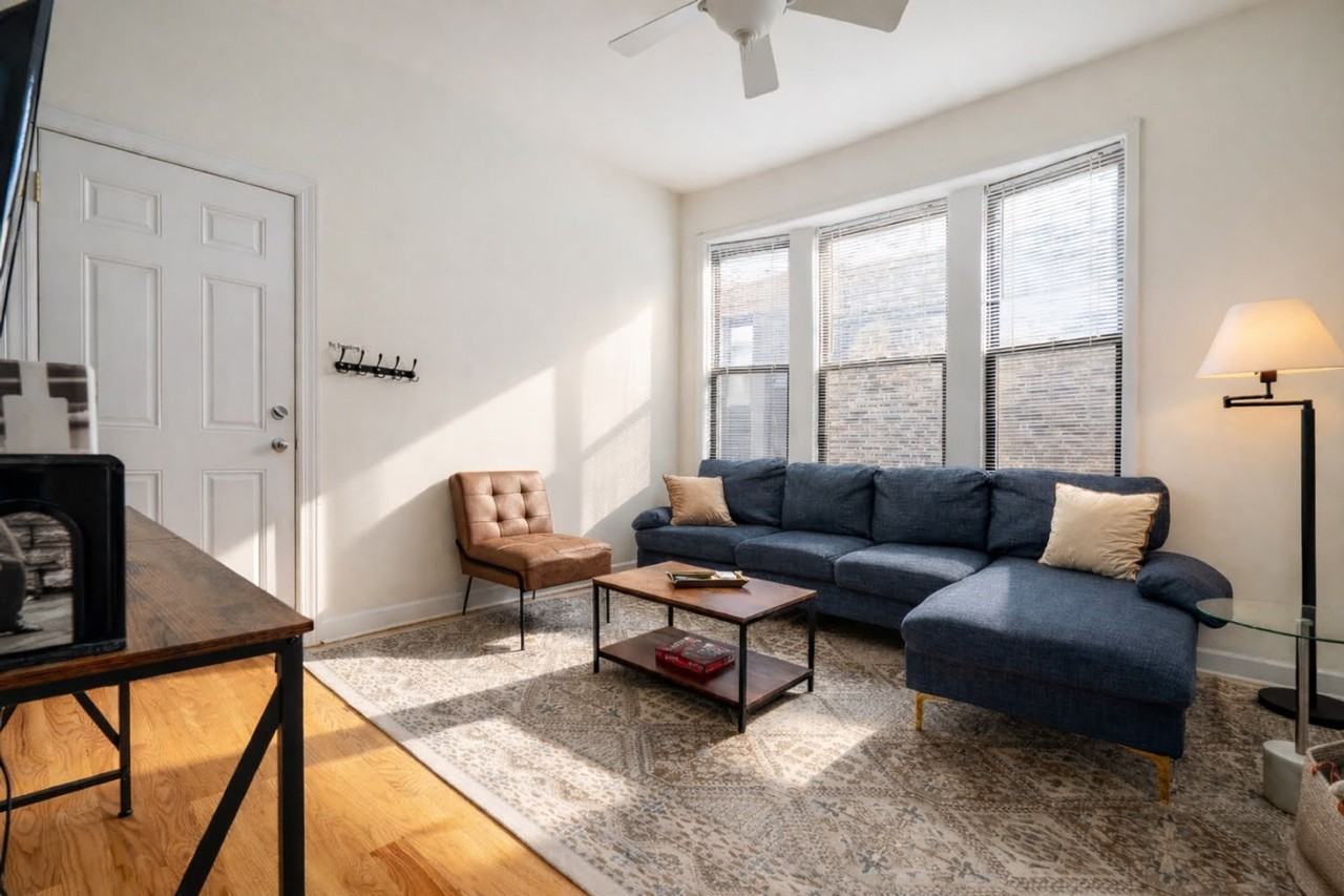 906 N Damen Ave #1379021P - Photo 3 of 24
