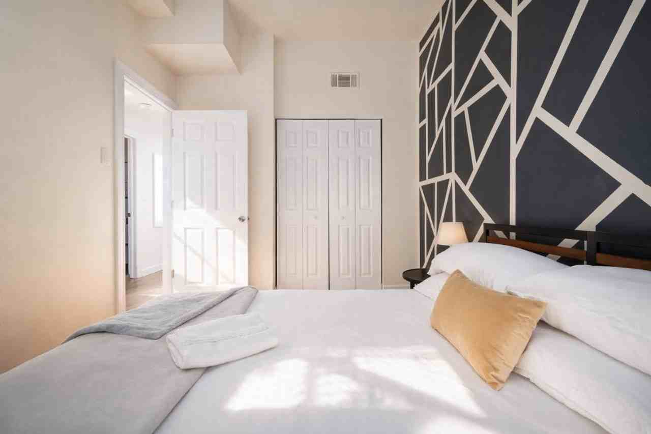 906 N Damen Ave #1379021P - Photo 6 of 24