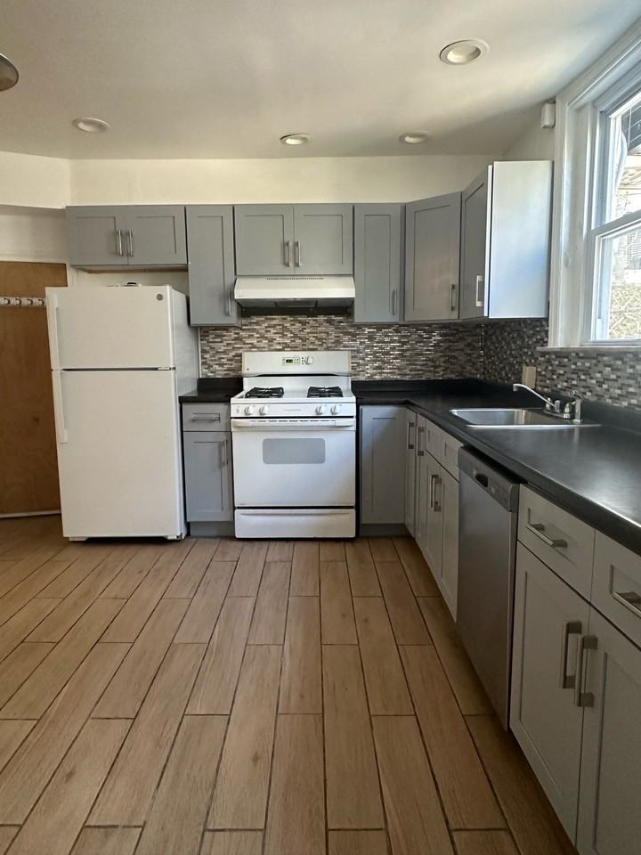 1022 Carpenter St #1 - Photo 2 of 12