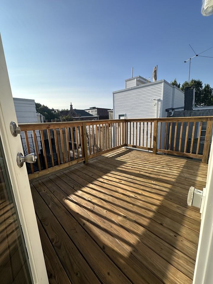 1022 Carpenter St #1 - Photo 3 of 12