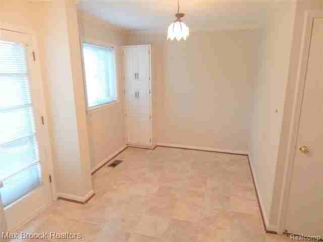 116 E Hickory Grove Rd - Photo 4 of 16