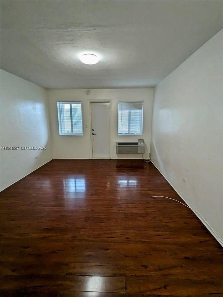 220 Collins Ave #4B - Photo 2 of 8