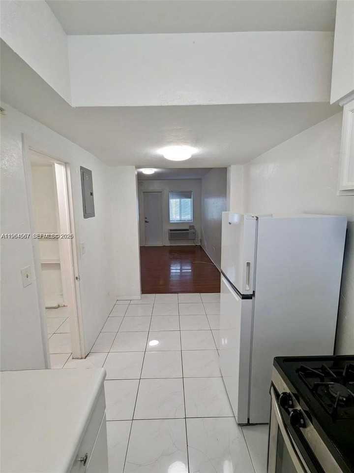 220 Collins Ave #4B - Photo 3 of 8