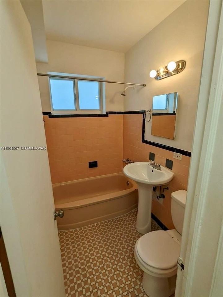 220 Collins Ave #4B - Photo 5 of 8