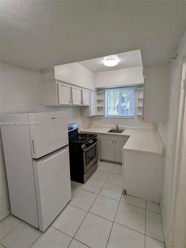 220 Collins Ave #4B - Photo 6 of 8