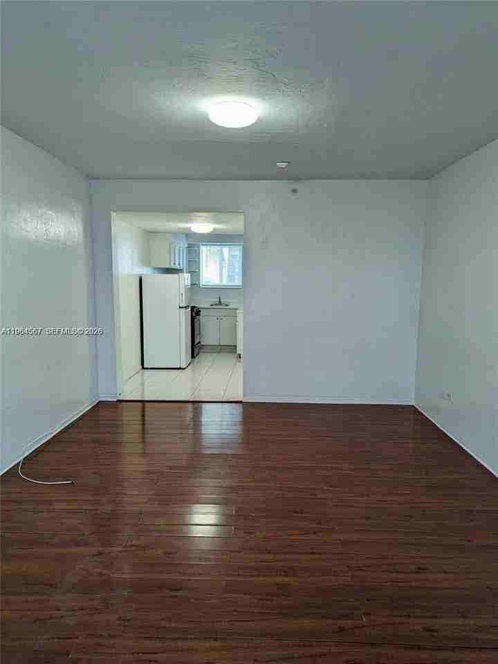 220 Collins Ave #4B - Photo 7 of 8