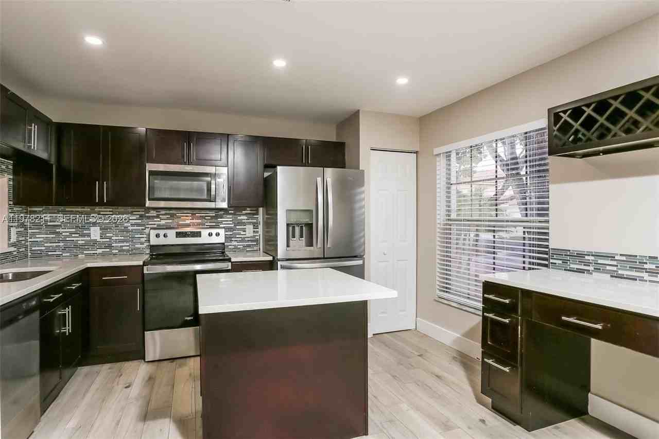 10837 Nw 46th Dr - Photo 5 of 15