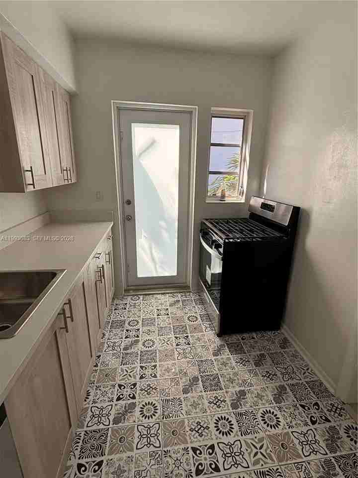 8530 Crespi Blvd #8520 - Photo 7 of 15