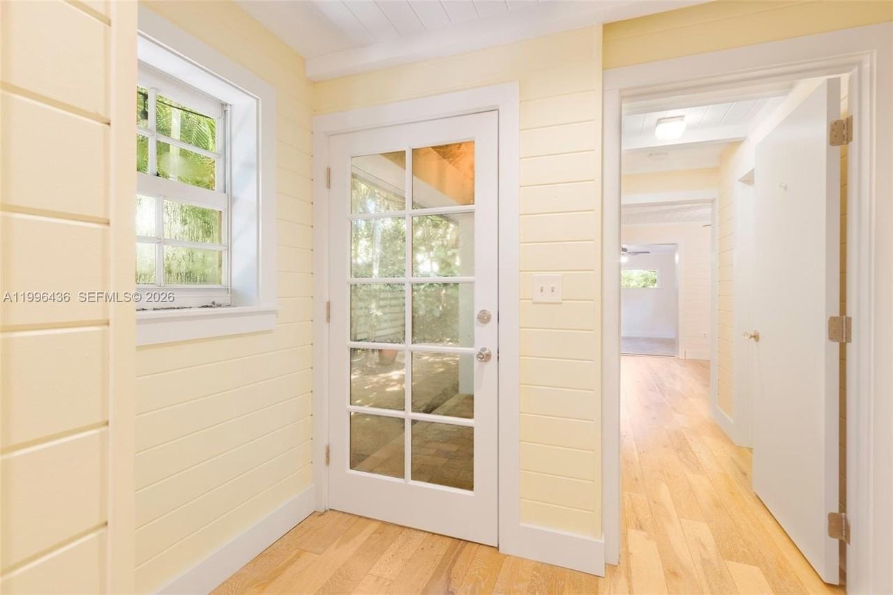 4235 Lennox Dr - Photo 3 of 25