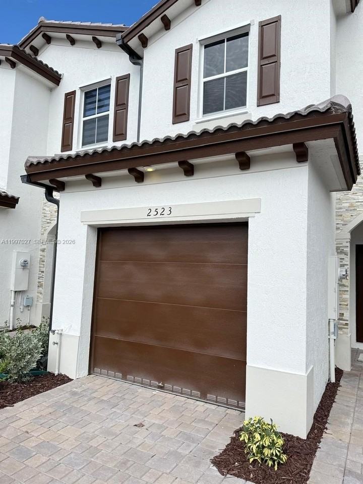 2523 Se 29th St #2523 - Photo 4 of 21