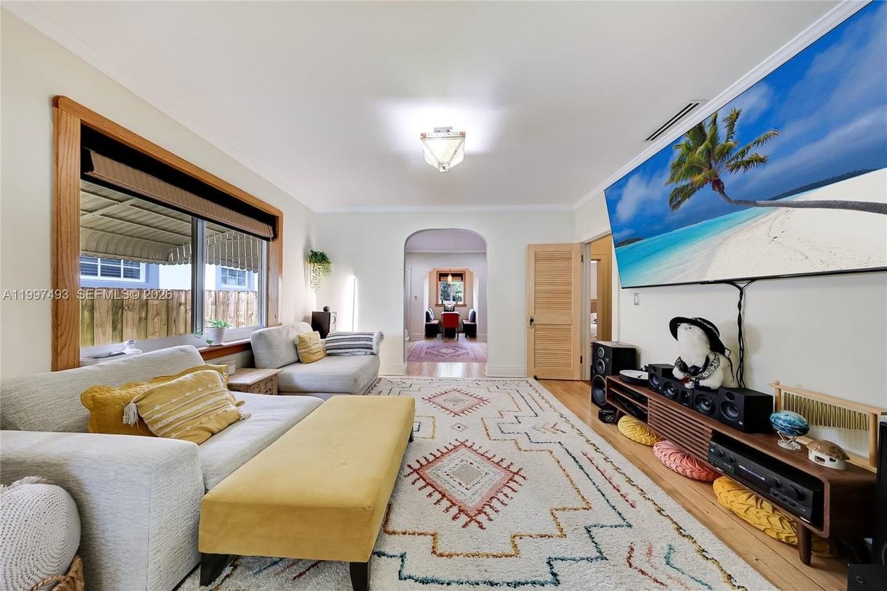 521 Ne 74th St - Photo 3 of 16