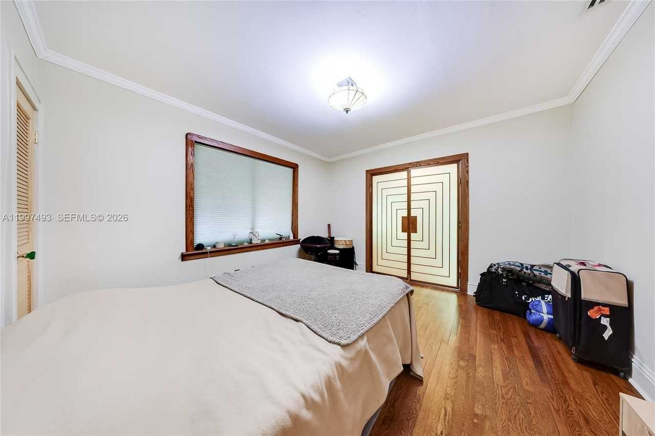 521 Ne 74th St - Photo 4 of 16