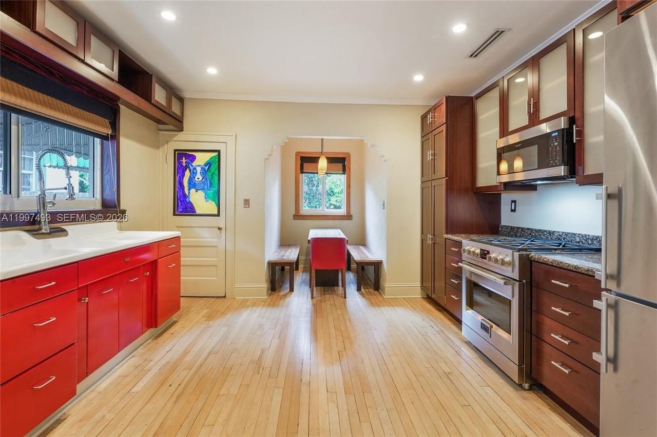 521 Ne 74th St - Photo 5 of 16