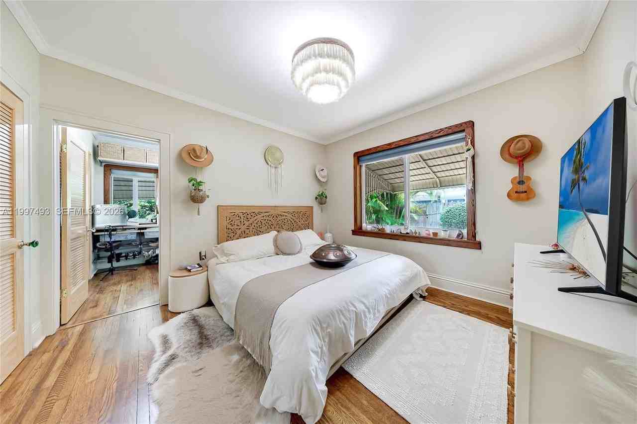 521 Ne 74th St - Photo 6 of 16