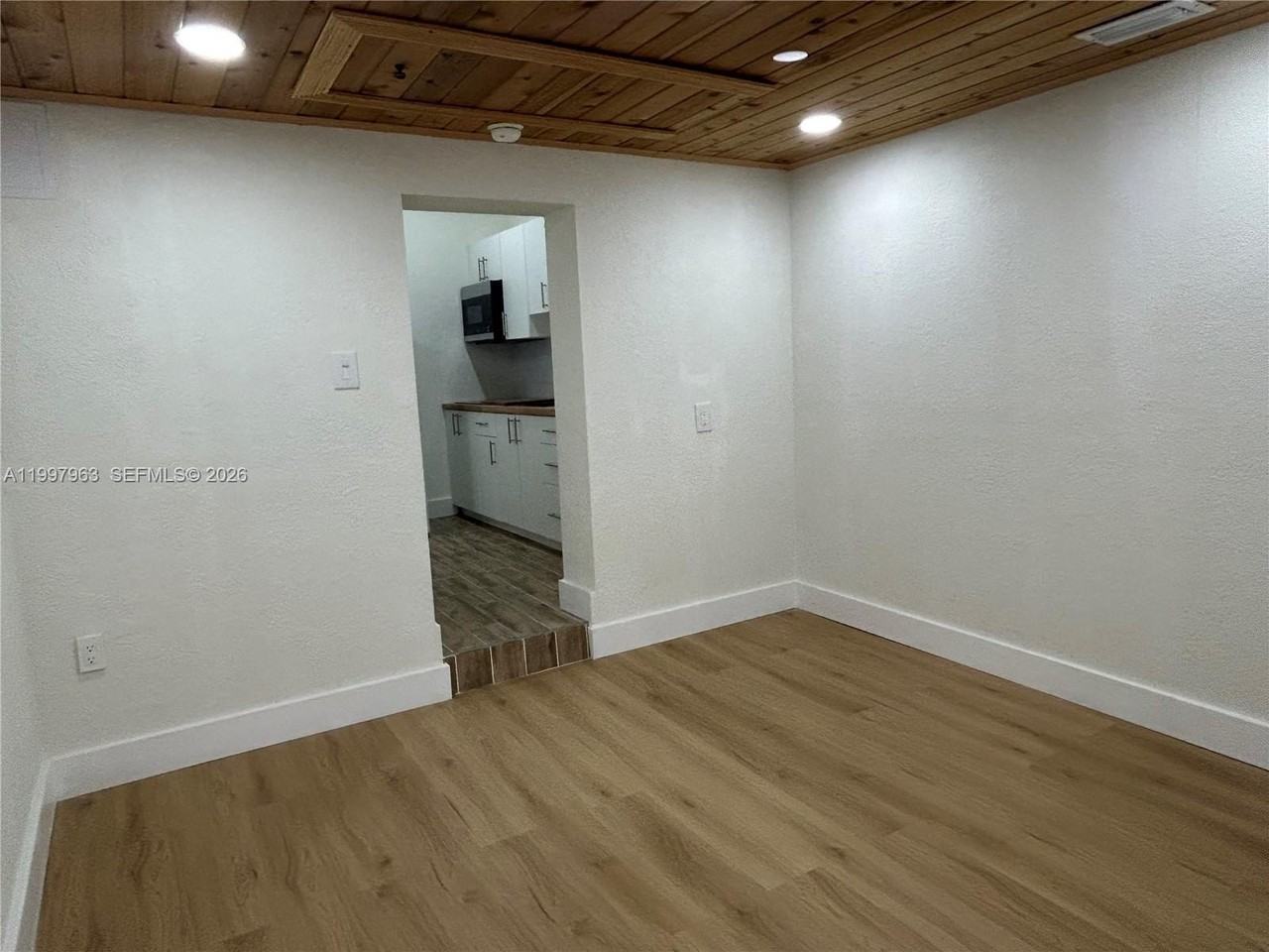 135 E 37th St #1 - Photo 6 of 11