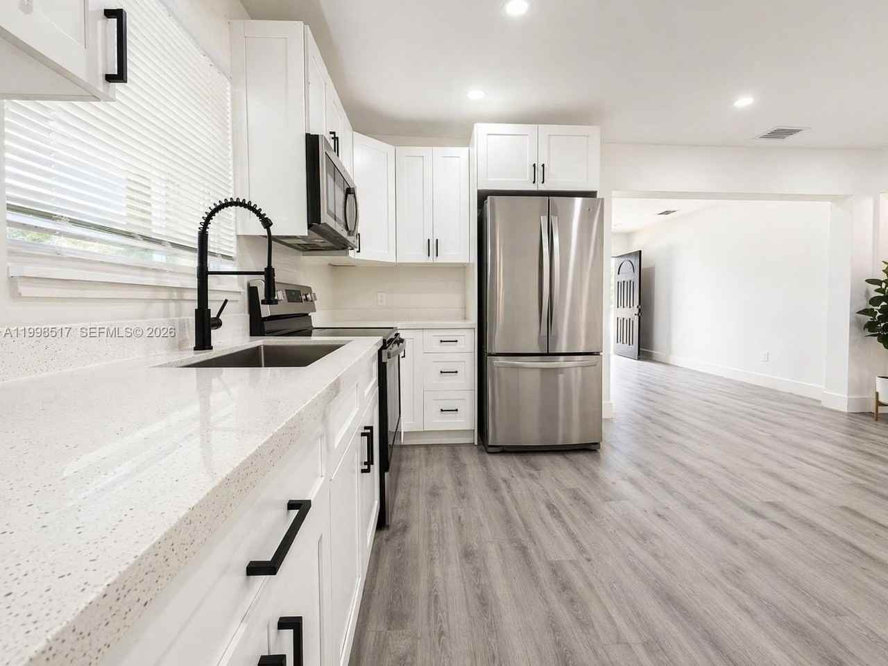 736 Nw 41st St - Photo 5 of 12