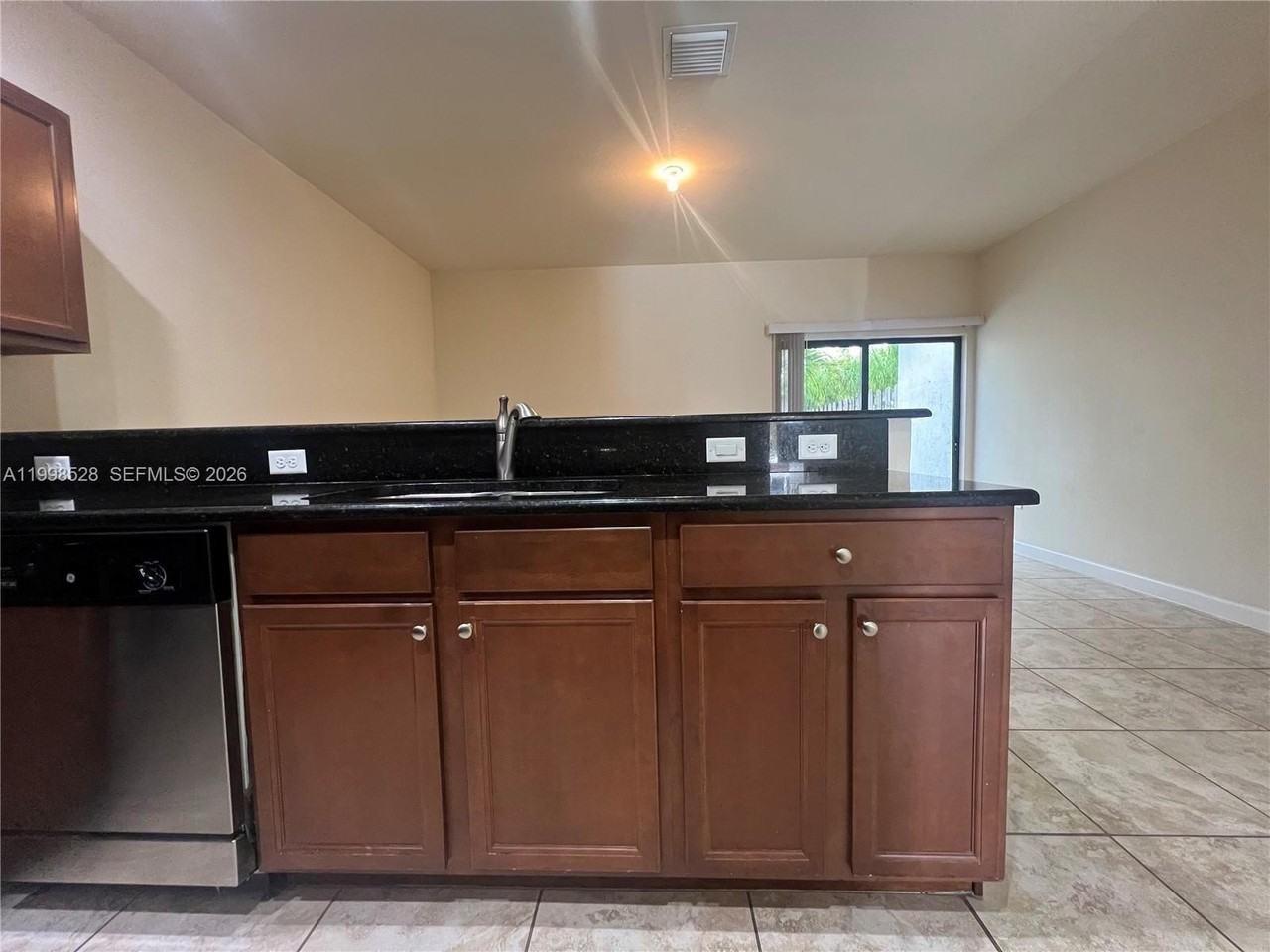 3211 Se 7th St - Photo 4 of 13