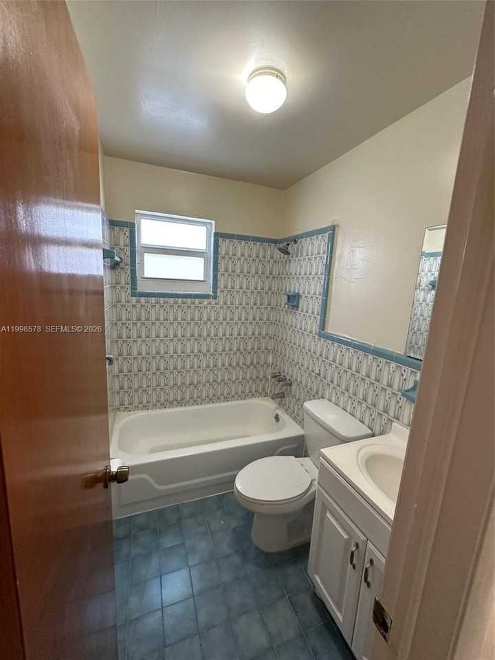 2810 Sw 108th Pl - Photo 2 of 7