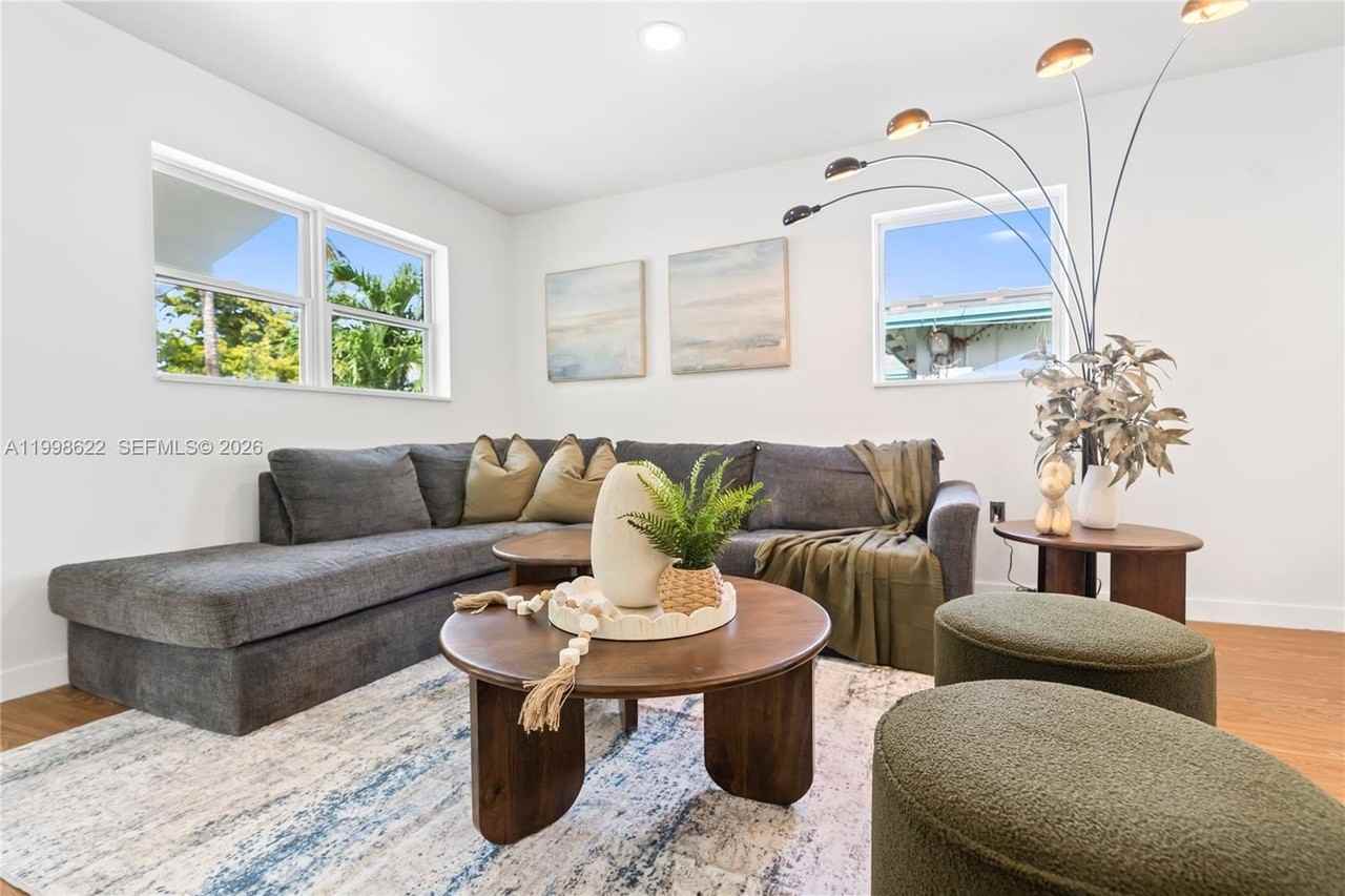 1911 Sw 57th Ave - Photo 3 of 41