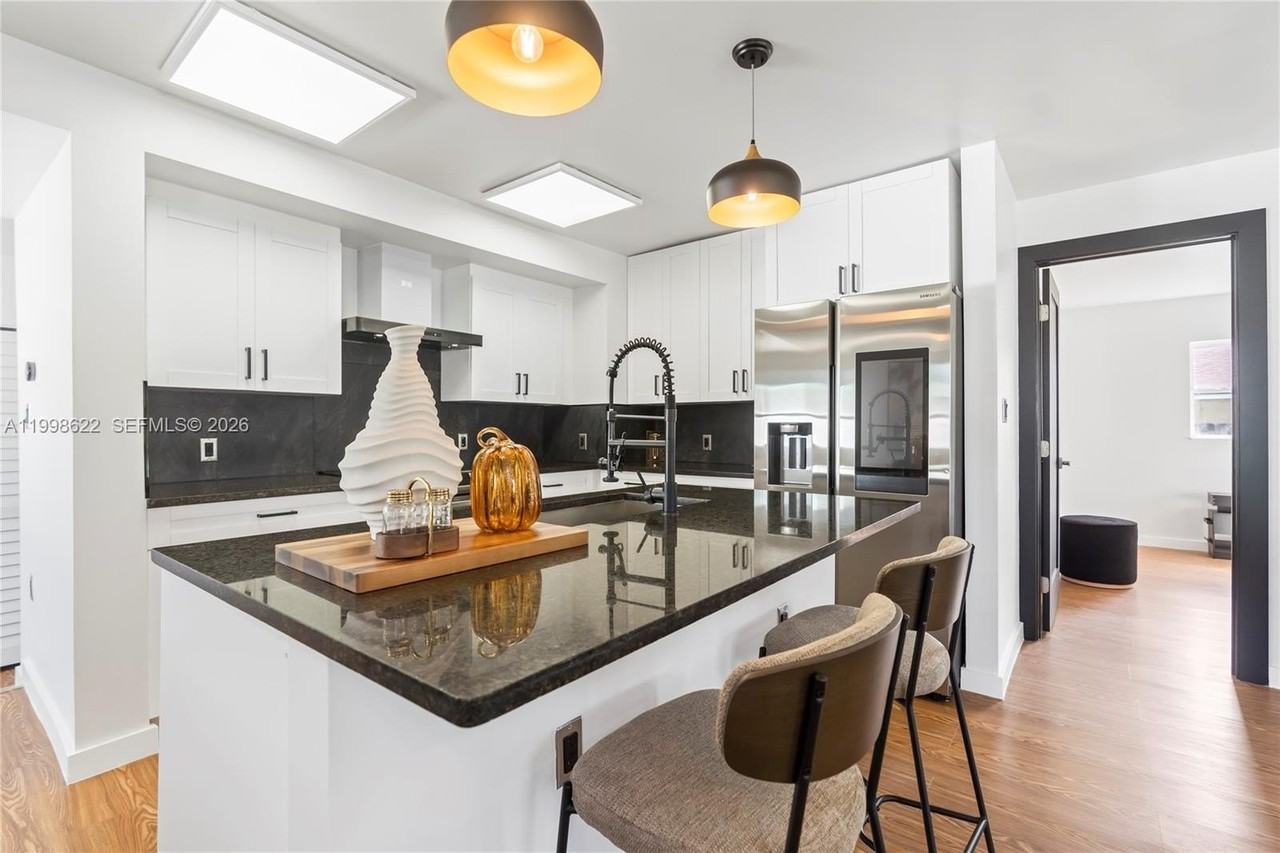 1911 Sw 57th Ave - Photo 5 of 41