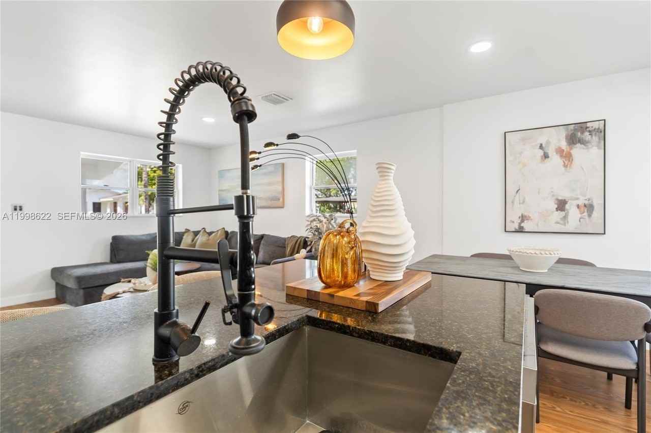 1911 Sw 57th Ave - Photo 6 of 41