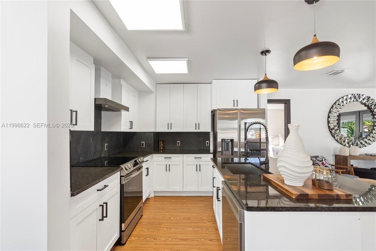 1911 Sw 57th Ave - Photo 7 of 41