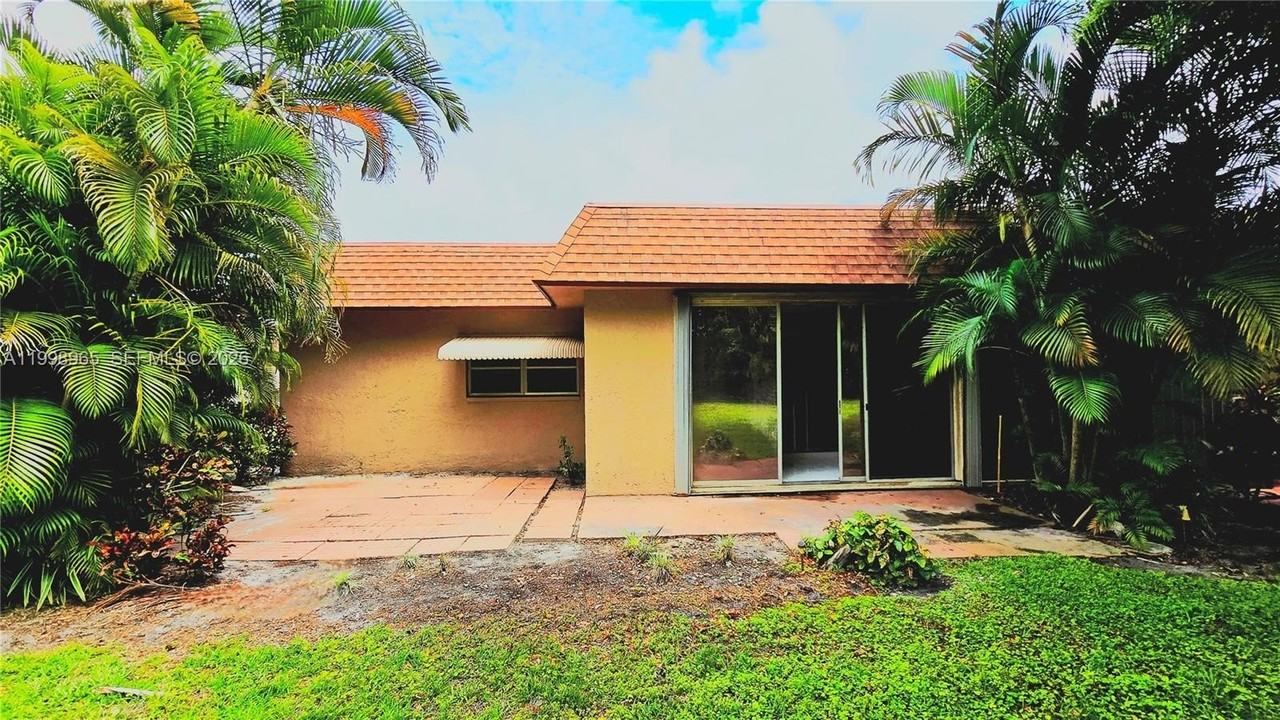 1912 Palmland Dr #3 - Photo 4 of 34