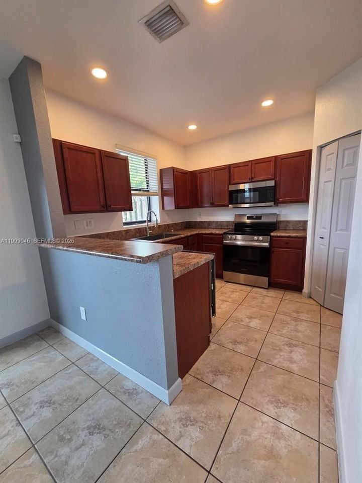 16293 Sw 71st Ter - Photo 2 of 28