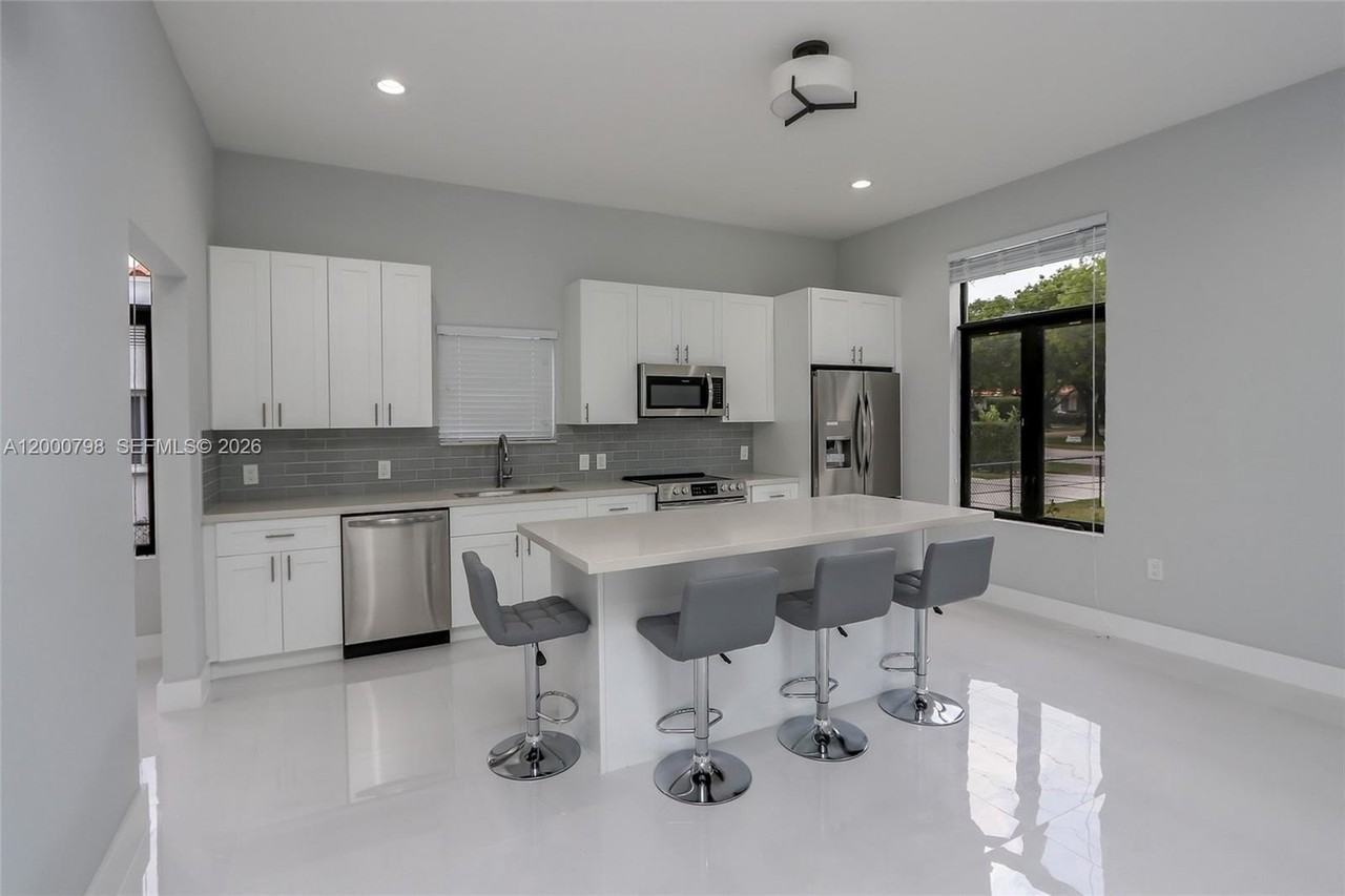 5126 Sw 57th Ave - Photo 5 of 32