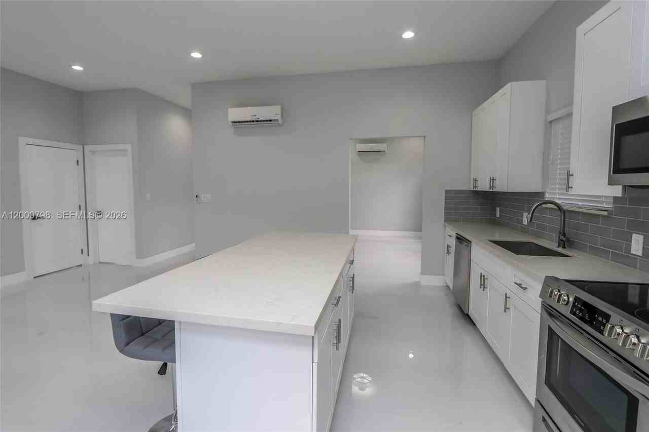 5126 Sw 57th Ave - Photo 6 of 32