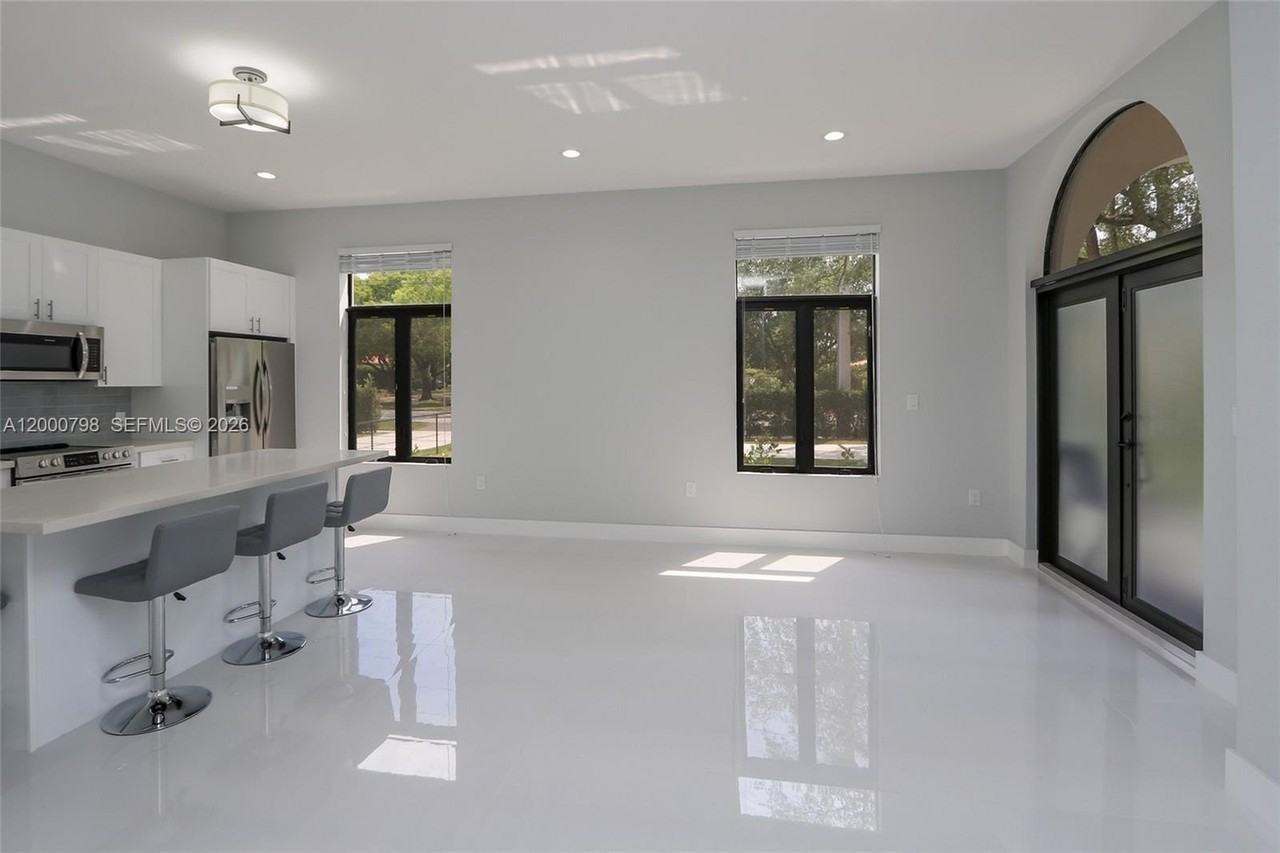 5126 Sw 57th Ave - Photo 7 of 32