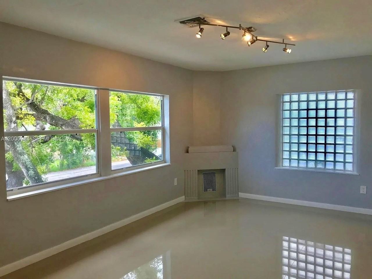 535 Ne 68th St - Photo 2 of 14