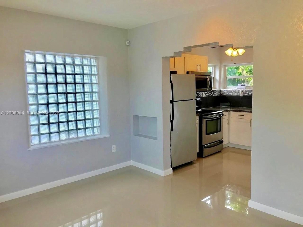 535 Ne 68th St - Photo 3 of 14