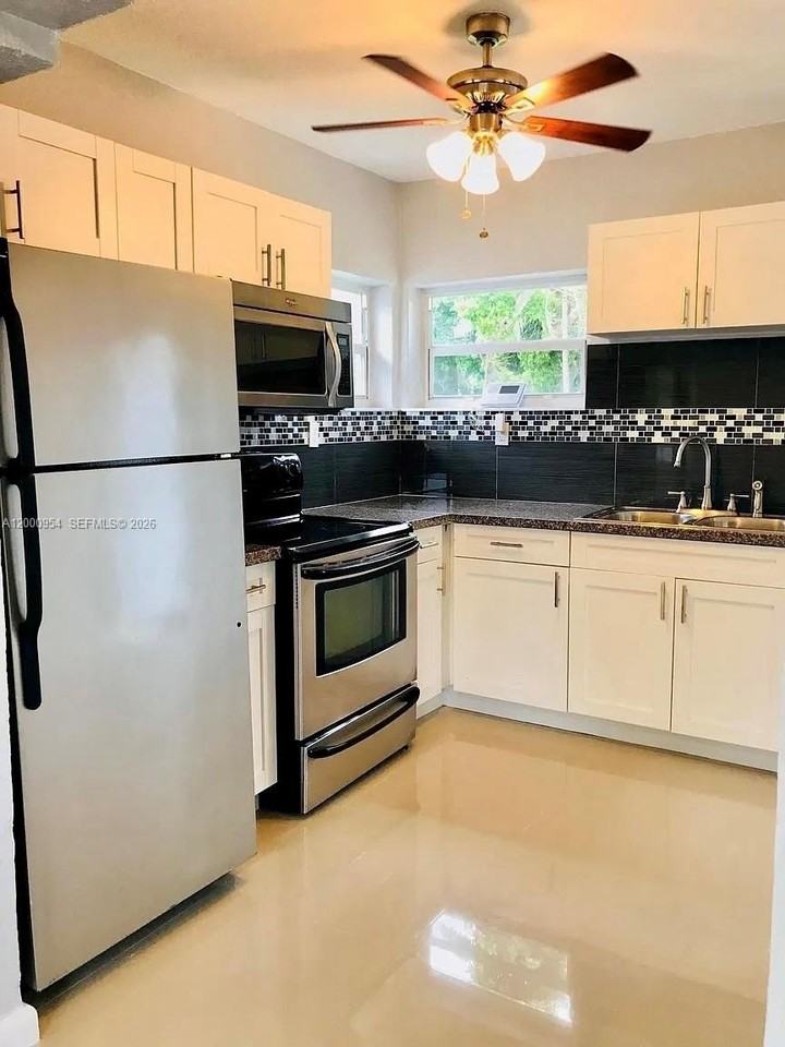 535 Ne 68th St - Photo 4 of 14