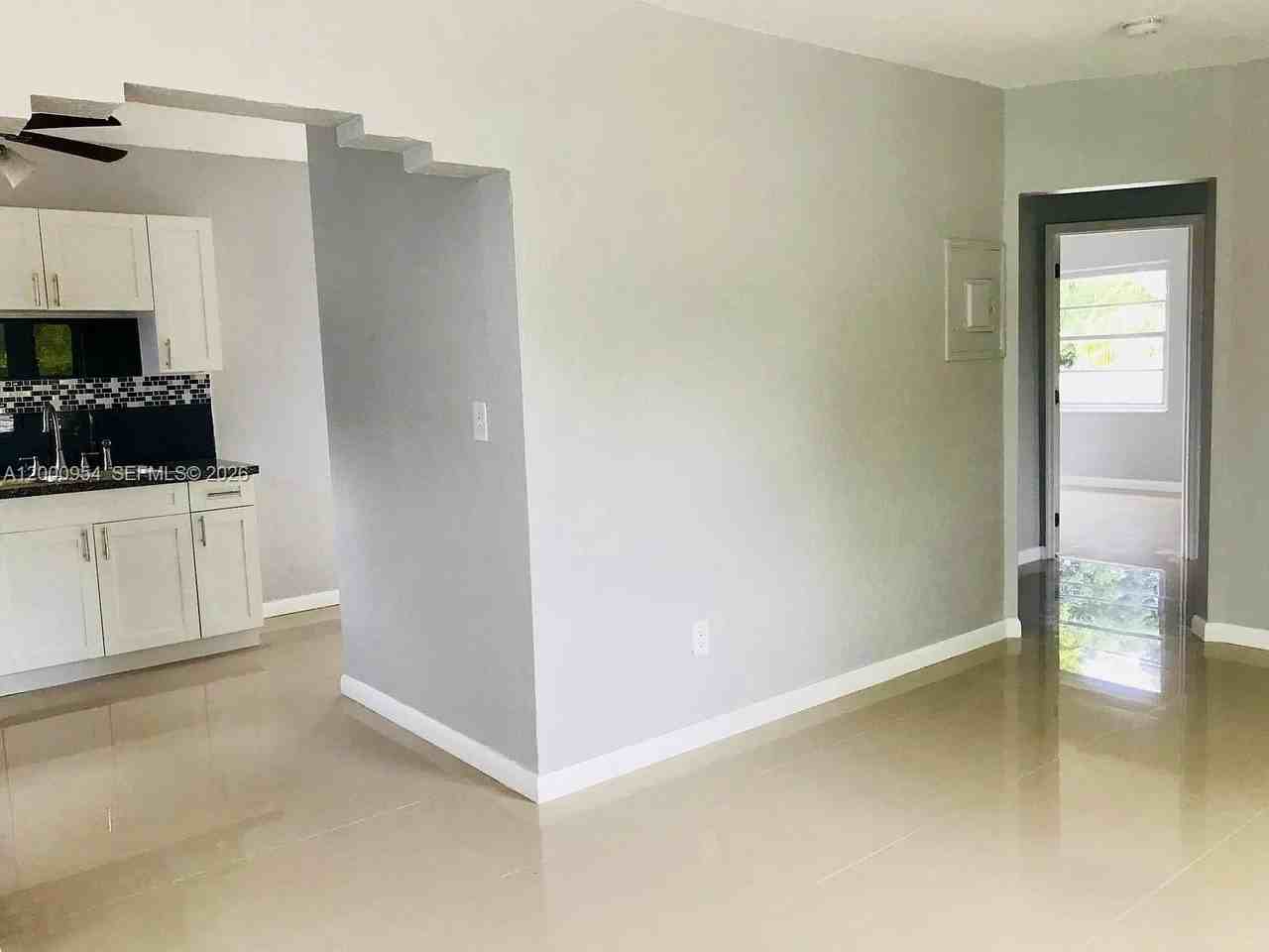 535 Ne 68th St - Photo 5 of 14