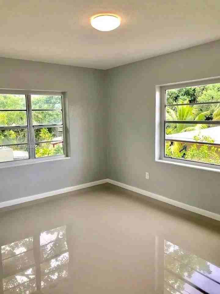 535 Ne 68th St - Photo 6 of 14