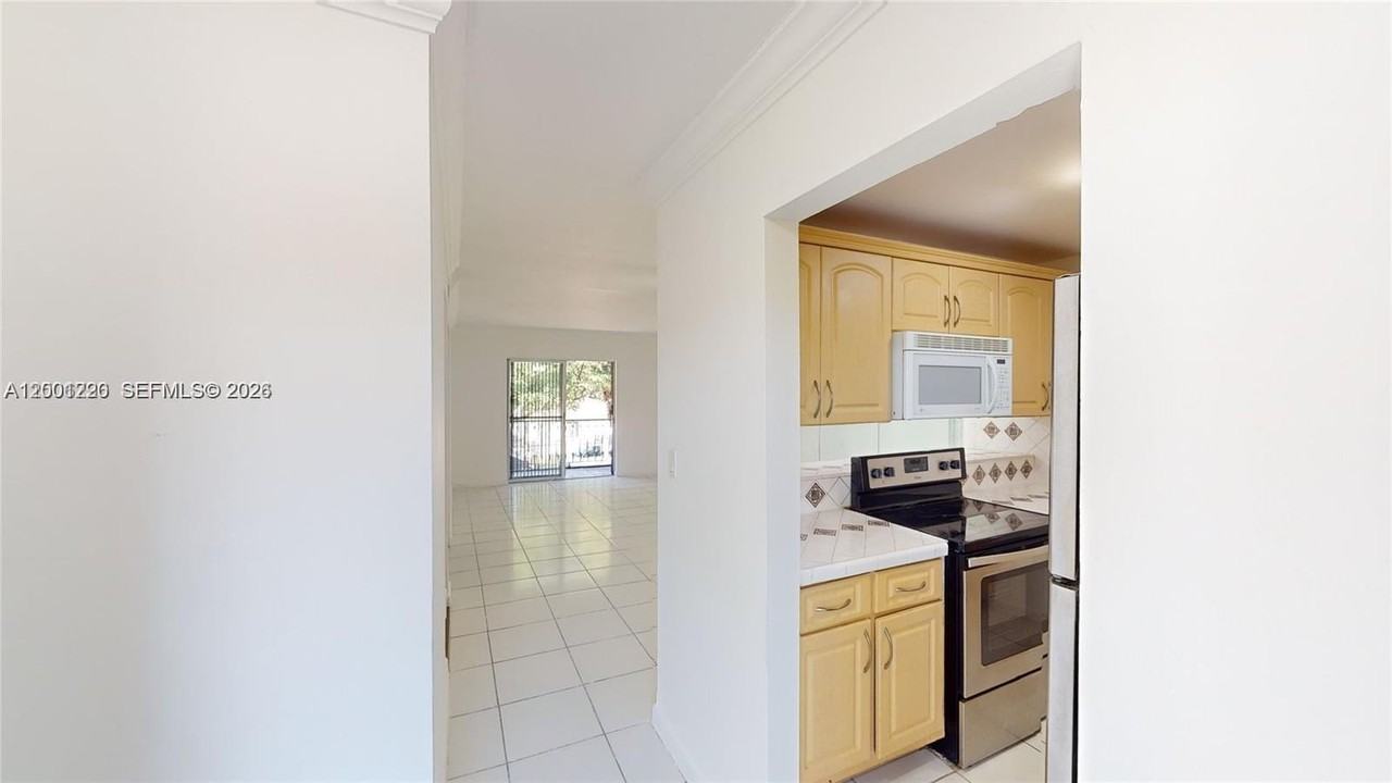 160 Sw 30th Ave #204A - Photo 2 of 24