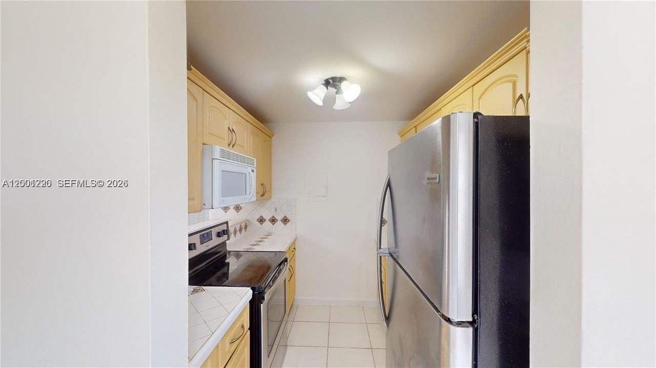 160 Sw 30th Ave #204A - Photo 3 of 24