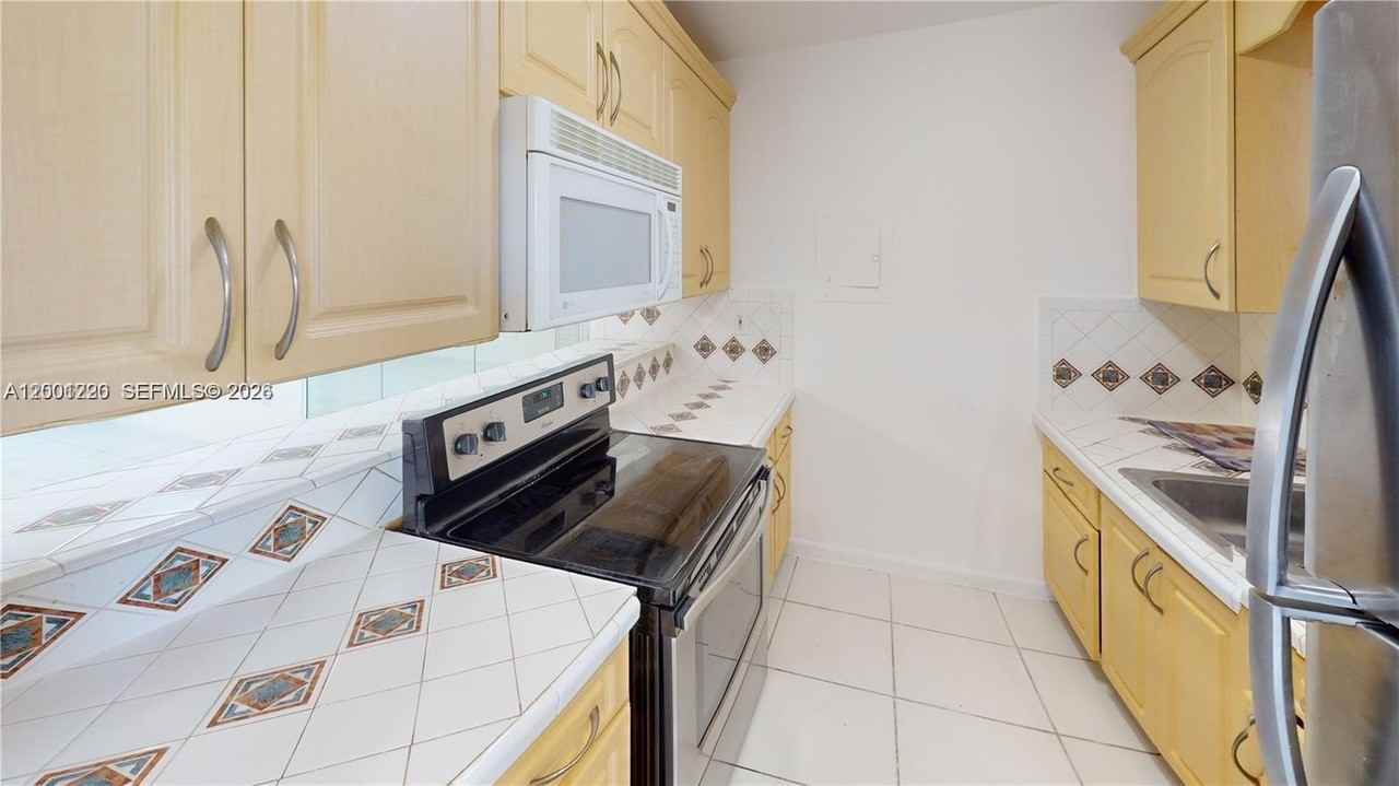 160 Sw 30th Ave #204A - Photo 4 of 24