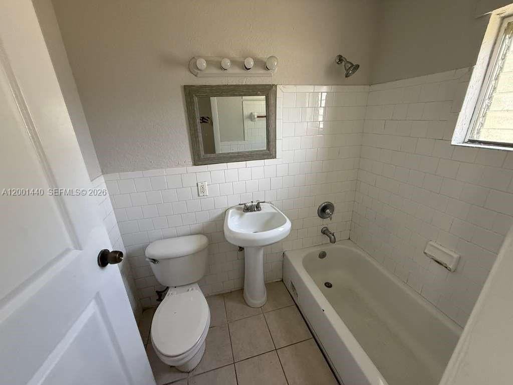 817 Nw 10th St #2 - Photo 5 of 9