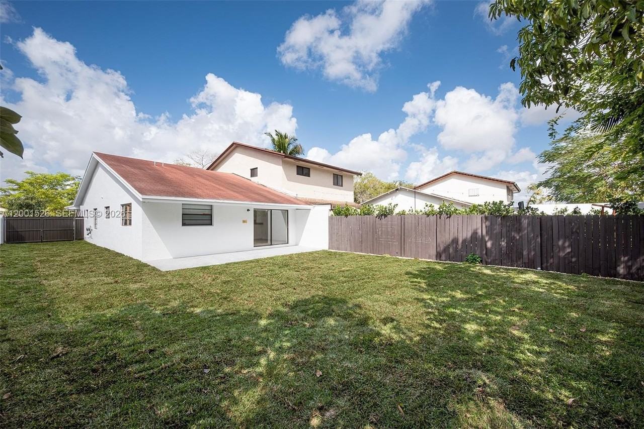 6427 Sw 135th Ave - Photo 3 of 30