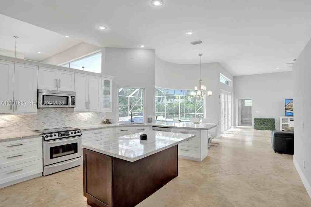 9724 Nw 66th Pl - Photo 6 of 38