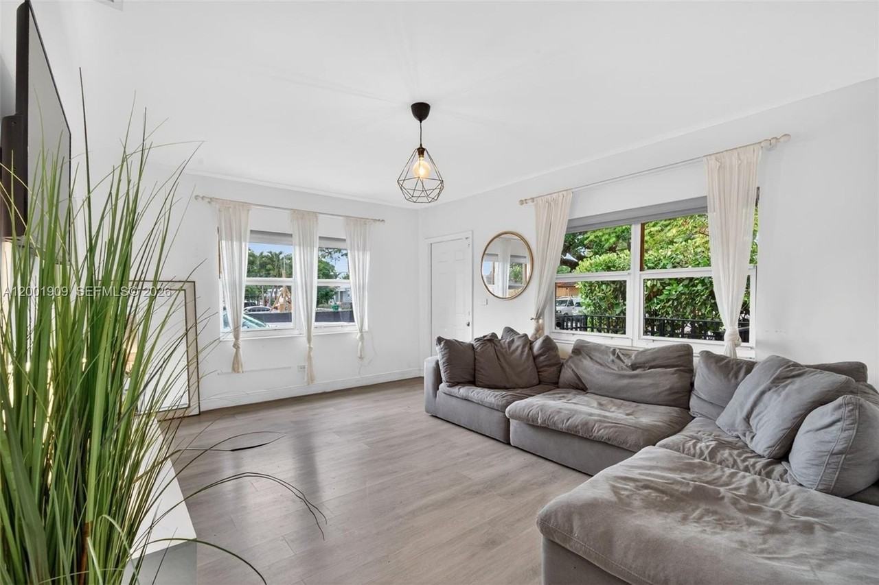 2940 Sw 25th Ter - Photo 2 of 26