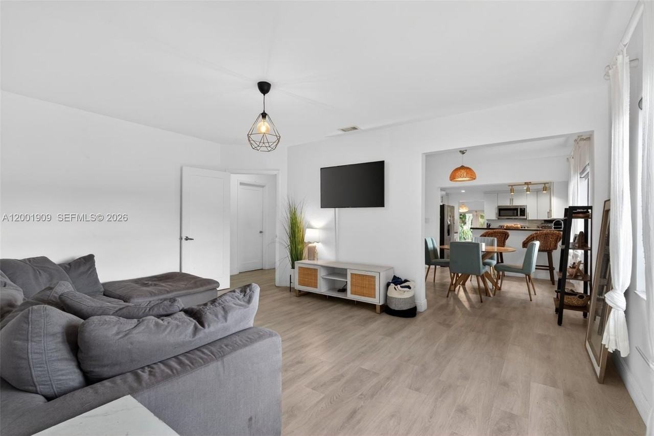 2940 Sw 25th Ter - Photo 3 of 26