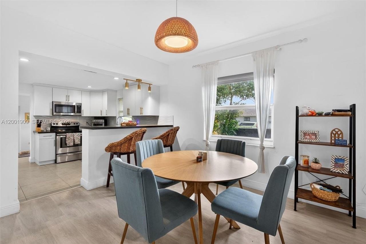 2940 Sw 25th Ter - Photo 4 of 26