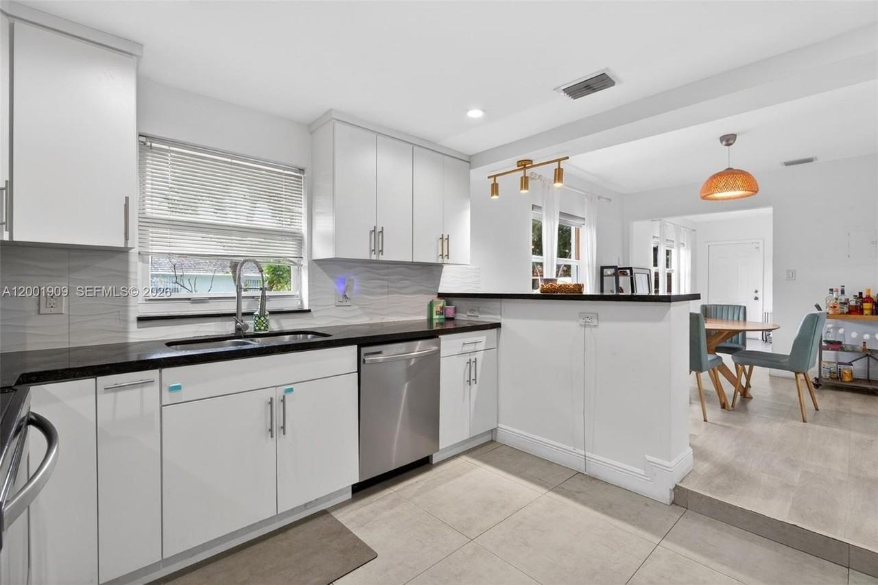 2940 Sw 25th Ter - Photo 5 of 26