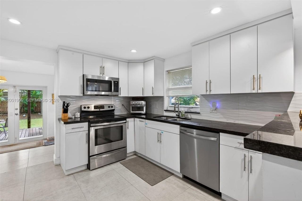 2940 Sw 25th Ter - Photo 6 of 26